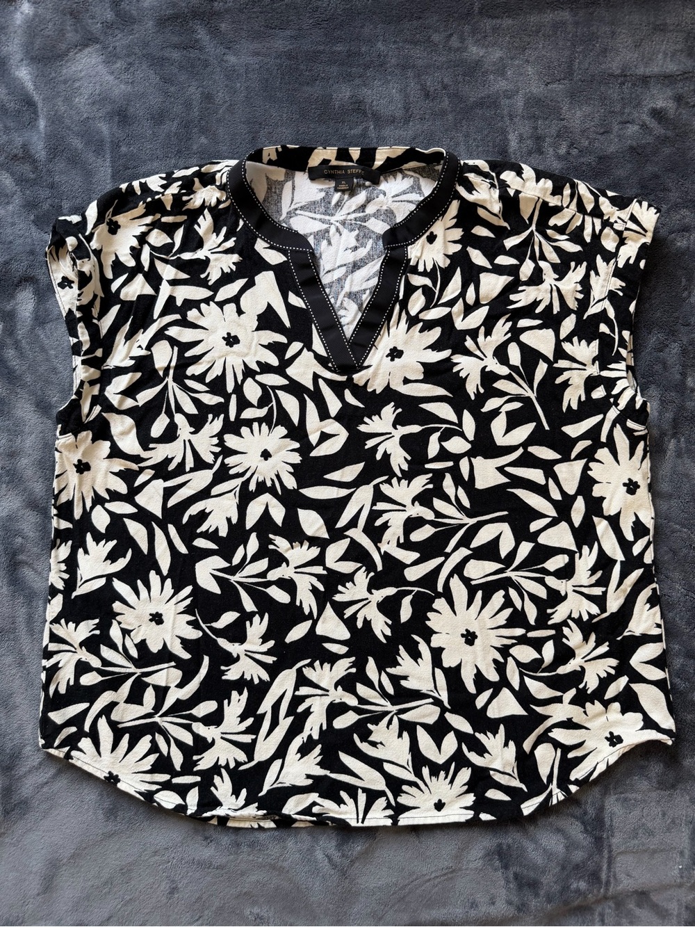 Cynthia Steffe Black & Cream Floral V-Neck Cap Sleeve Womens Blouse Xtra Large.